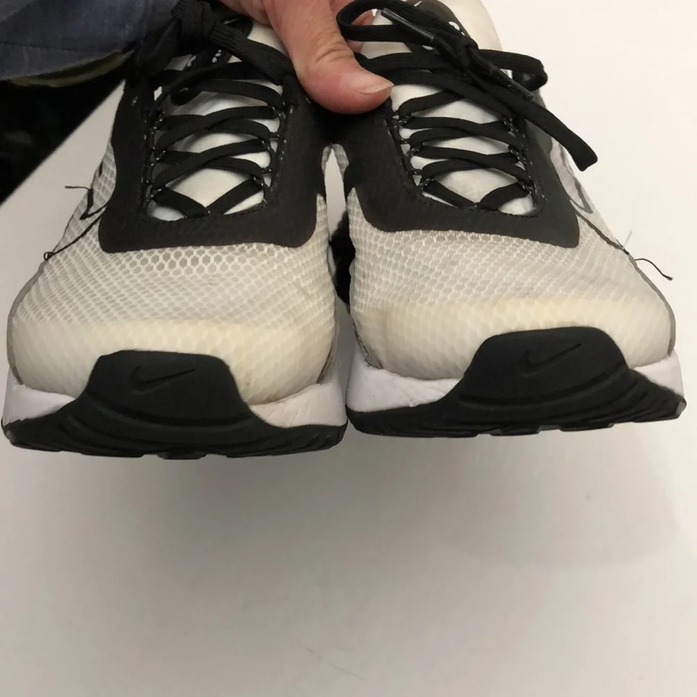 NIKE AIR RUNNING SNEAKERS MENS-BOYS (TEENS SIZE 7Y